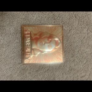 Huda beauty highlighter palate